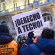 Varias personas durante una manifestación frente al Congreso por el fin de la moratoria antidesahucios. Jesús Hellín - Europa Press