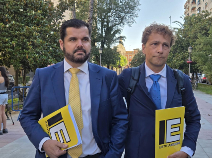 Abogados de Iustitia Europea a su llegada al juicio a David Sánchez en Badajoz EUROPA PRESS