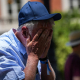 Un hombre se protege del calor María José López - Europa Press