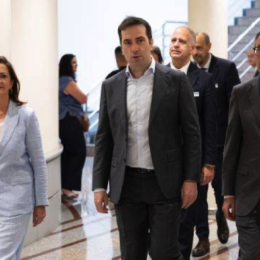 El vicepresidente Carlos Cuerpo, con el portavoz del PSOE en el Senado, Juan Espadas y la senadora Concha Andreu