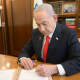 El primer ministro de Israel, Benjamin Netanyahu, en su despacho. PRIMER MINISTRO DE ISRAEL / X