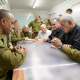 Benjamin Netanyahu e Israel Katz, junto a mandos militares israelíes Israeli Prime Minister Office  a / Zuma Press / Eu