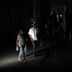 Varias personas caminan por una calle de la capital de Cuba, La Habana, durante un apagón a causa de la crisis energética por el refuerzo del bloqueo de Estados Unidos (archivo) Joaquin Hernandez / Xinhua News / ContactoPhoto