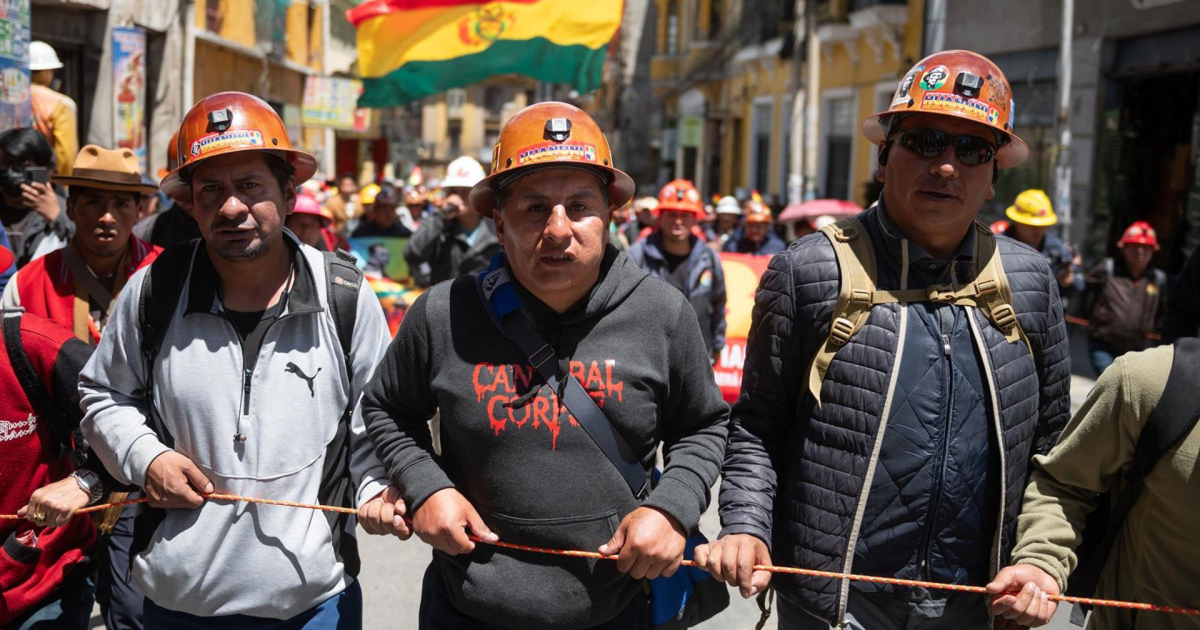 Two police officers wounded by gunfire when trying to reopen a blocked road in Bolivia