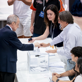 Florentino Pérez ejerce su derecho a voto en las elecciones a la presidencia del Real Madrid. EuropaPress. Florentino Pérez ejerce su derecho a voto en las elecciones a la presidencia del Real Madrid. EuropaPress.