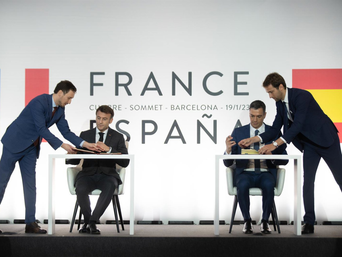 The President of France, Emmanuel Macron (left) and the President of the Government, Pedro Sánchez (right), during the signing of a Friendship Treaty between their respective countries, during the XXVII Franco-Spanish Summit David Zorrakino - Europa Press