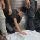 Palestinos junto a los cadáveres de dos personas muertas en un bombardeo de Israel contra el sur de la Franja de Gaza a pesar del alto el fuego pactado en octubre de 2025 Europa Press/Contacto/Tariq Mohammad