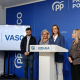 La vicesecretaria nacional de Sanidad y Política Social del PP, Carmen Fúnez, en una rueda de prensa en Bilbao, junto a la presidenta del partido en Bizkaia, Amaya Fernández. EUROPA PRESS