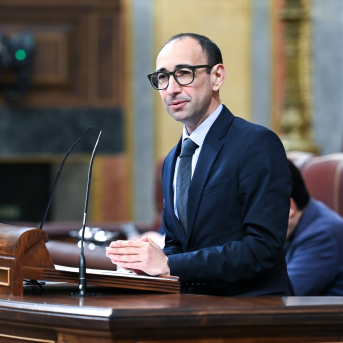 El diputado del PSOE David Serrada interviene durante una sesión plenaria en el Congreso de los Diputados | Gustavo Valiente (Europa Press).
