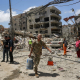 Un militar libanés transporta una bombona de gas en las inmediaciones del hospital Yabal Amel en Tiro, tras bombardeos de Israel Marwan Naamani / Zuma Press / Europa Press / Conta