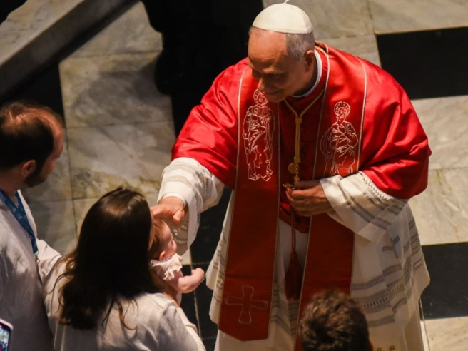 Pope Leo XIV kisses a baby at Montserrat Abbey | Europa Press Pope Leo XIV kisses a baby at Montserrat Abbey | Europa Press