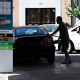 Personas ponen gasolina en sus coches en una gasolinera de Madrid. Jesús Hellín - Europa Press