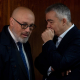El ex secretario de Organización del PSOE Santos Cerdán (d) conversa con el abogado Jacobo Teijelo (i) a su llegada a la Comisión de Investigación del ‘caso Koldo’, en el Senado, a 17 de diciembre de 2025, en Madrid (España).  Eduardo Parra - Europa Press