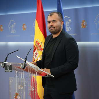 El diputado del grupo parlamentario Sumar, Nahuel González López, durante una rueda de prensa en el Congreso de los Diputados, a 2 de diciembre de 2025 | Alejandro Martínez Vélez (EP)
