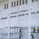Trabajadores se preparan para retirar el letrero con el apellido de Donald Trump en la fachada del Centro John F. Kennedy para las Artes Escénicas Europa Press/Contacto/Andrew Thomas