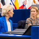 La presidenta de la Comisión Europea, Ursula von der Leyen, con la Alta Representante de la Unión Europea para Política Exterior, Kaja Kallas, durante un pleno del Parlamento Europeo en Estrasburgo (Francia). Philipp von Ditfurth/dpa