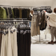 Una mujer ve la ropa en una macrotienda de Zara en el Boulevard Austria de València, a 2 de diciembre de 2022, en Valencia, Comunidad Valenciana (España).  Rober Solsona - Europa Press