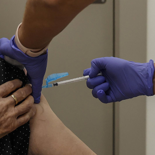 Una mujer se vacuna durante el inicio de la campaña de vacunación frente a la gripe y la Covid-19, en el centro de salud Alfahuir, a 16 de octubre de 2023, en Valencia, Comunidad Valenciana (España). Rober Solsona - Europa Press Una mujer se vacuna durante el inicio de la campaña de vacunación frente a la gripe y la Covid-19, en el centro de salud Alfahuir, a 16 de octubre de 2023, en Valencia, Comunidad Valenciana (España). Rober Solsona - Europa Press
