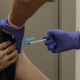 Una mujer se vacuna durante el inicio de la campaña de vacunación frente a la gripe y la Covid-19, en el centro de salud Alfahuir, a 16 de octubre de 2023, en Valencia, Comunidad Valenciana (España).  Rober Solsona - Europa Press