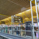 Viajeros en la Terminal T4 del Aeropuerto Adolfo Suárez Madrid-Barajas, a 30 de marzo de 2026, en Madrid (España).  Jesús Hellín - Europa Press
