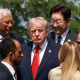 El presidente de Estados Unidos, Donald Trump, y otros líderes en la reunión del G7 en Evian-les-Bains, entre ellos la primera ministra de Italia, Giorgia Meloni (de espaldas). -/yonhap/dpa