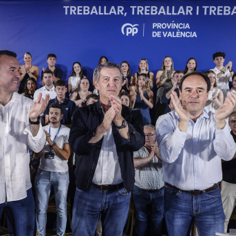 El presidente del Partido Popular, Alberto Núñez Feijóo (c), el presidente de la Generalitat Valenciana, Juanfran Pérez Llorca (d), y el presidente provincial del PP de Valencia, Vicente Mompó (i). Rober Solsona - Europa Press El presidente del Partido Popular, Alberto Núñez Feijóo (c), el presidente de la Generalitat Valenciana, Juanfran Pérez Llorca (d), y el presidente provincial del PP de Valencia, Vicente Mompó (i). Rober Solsona - Europa Press