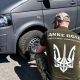 Un militar revisa las ruedas de un minibús perteneciente a un lote de 14 vehículos entregados a ocho unidades militares ucranianas que operan en el sector de Zaporizhzhia. Europa Press/Contacto/Dmytro Smolienko