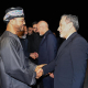 El ministro de Exteriores de Omán, Badr al Busaidi, saluda a su par iraní, Abbas Araqchi, a su llegada a Mascate junto al principal negociador iraní y presidente del Parlamento, Mohamad Baqer Qalibaf MINISTERIO DE EXTERIORES DE OMÁN EN X