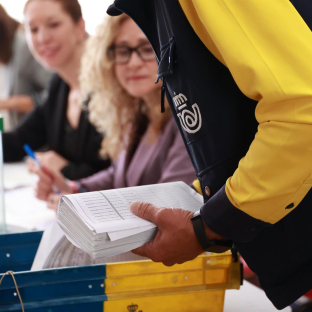 Personal de correos acude a un colegio electoral para depositar el voto por correo, en una imagen de archivo | Rocío Ruz - Europa Press