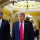 Donald Trump camina junto al líder de la mayoría republicana en el Senado, John Thune Europa Press/Contacto/Andrew Thomas