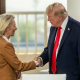 La presidenta de la Comisión Europea, Ursula von der Leyen, y el presidente de Estados Unidos, Donald Trump, se saludan en un encuetro de líderes del G7 este junio en Evian (Francia). Michael Kappeler/dpa-Pool/dpa