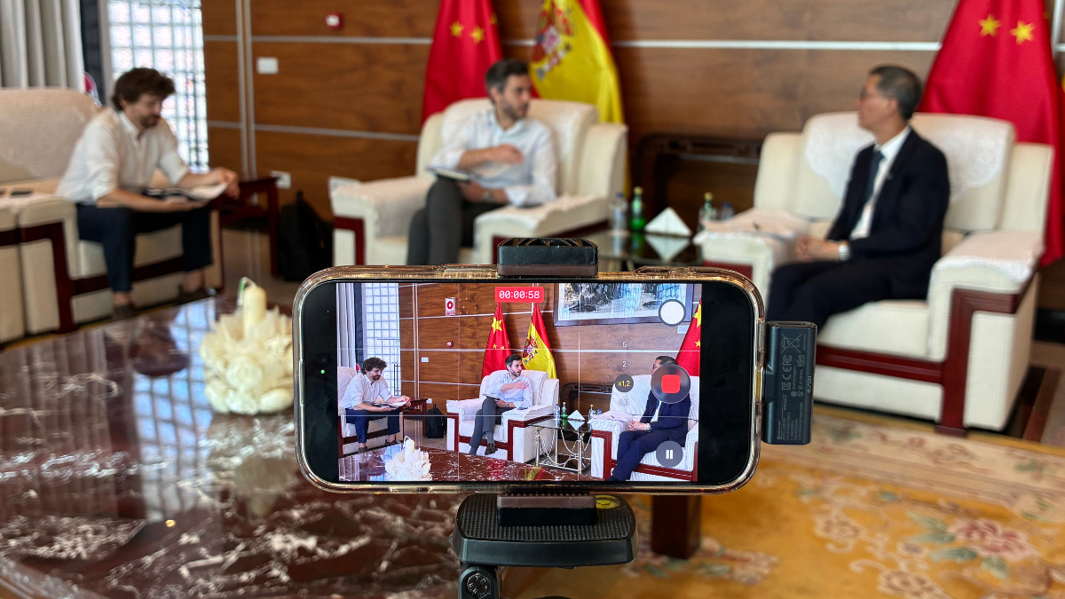 Fotografía del equipo de DEMÓCRATA entrevistando al embajador de China en España, Yao Jing.