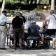 Varios pensionistas juegan al dominó en un parque de Madrid. Eduardo Parra - Europa Press