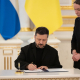 El presidente ucraniano, Volodimir Zelenski, durante una firma de acuerdos bilaterales. Europa Press/Contacto/PRESIDENT OF UKRAINE