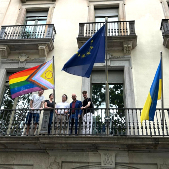 La oficina del Parlamento y la Comisión Europea en Barcelona luce la bandera LGTBIQ+ en el Día del Orgullo La oficina del Parlamento y la Comisión Europea en Barcelona luce la bandera LGTBIQ+ en el Día del Orgullo