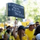Manifestantes portan pancarta con lema 'Si la educación muere, el futuro también' durante una manifestación de docentes de educación infantil (0-3), Madrid (España) | Gabriel Luengas (EP)