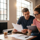 Jóvenes analizando una hipoteca. AXA