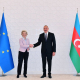 El presidente azerbaiyano, Ilham Aliyev (d), estrecha la mano de la presidenta de la Comisión Europea, Ursula von der Leyen, durante su reunión en Bakú (Azerbaiyán), el 18 de julio de 2022. Europa Press/Contacto/Presidential Administration