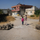 Niños pequeños caminan entre grandes piedras colocadas a lo largo de una carretera principal en Abdín, en Quneitra, Siria. Los residentes bloquearon carreteras la noche anterior para detener una incursión de una patrulla militar israelí Moawia Atrash/dpa