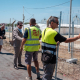 Fabián Picardo con operarios en la frontera de Gibraltar. GOBIERNO DE GIBRALTAR