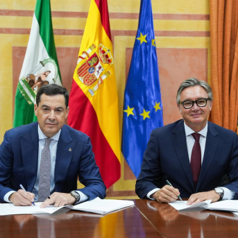 El presidente en funciones de la Junta, Juanma Moreno, firma con el portavoz de Vox Andalucía, Manuel Gavira, el acuerdo de gobierno entre ambas formaciones. MARÍA JOSÉ LÓPEZ / EUROPA PRESS El presidente en funciones de la Junta, Juanma Moreno, firma con el portavoz de Vox Andalucía, Manuel Gavira, el acuerdo de gobierno entre ambas formaciones. MARÍA JOSÉ LÓPEZ / EUROPA PRESS