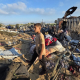 Un niño observa los daños tras un ataque de Israel contra las tiendas de campaña en Mauasi,  en el sur de la Franja de Gaza Europa Press/Contacto/Tariq Mohammad