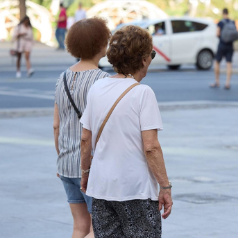 (Foto de ARCHIVO) Dos señoras mayores caminan por una calle de Madrid, a 28 de agosto de 2024, en Madrid (España). JESÚS HELLÍN / EUROPA PRESS