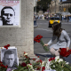 Un memorial improvisado por ciudadanos rusos  por la muerte de Alexéi Navalni, en La Rambla, a 18 de febrero de 2024, en Barcelona, Catalunya (España).  Lorena Sopêna - Europa Press