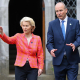 La presidenta de la Comisión Europea, Ursula von der Leyen, pasea junto al primer ministro de Irlanda, Micheál Martin, en la Universidad de Cork, con motivo del inicio de la Presidencia irlandesa del Consejo de la Unión Europea. Paul Faith/PA Wire/dpa
