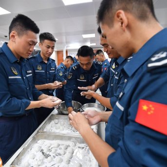 Agentes de las fuerzas del orden a bordo del buque 'Sandu' de la Guardia Costera de China (CCG) en el mar de China Meridional (archivo) Europa Press/Contacto/Mao Jun Agentes de las fuerzas del orden a bordo del buque 'Sandu' de la Guardia Costera de China (CCG) en el mar de China Meridional (archivo) Europa Press/Contacto/Mao Jun