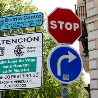 Un cartel en la Zona de Bajas Emisiones en el centro de la ciudad, a 22 de abril de 2026, en Madrid | Eduardo Parra Un cartel en la Zona de Bajas Emisiones en el centro de la ciudad, a 22 de abril de 2026, en Madrid | Eduardo Parra