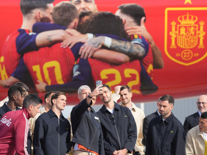 Los futbolistas integrantes de la selección española y su seleccionador, Luis de la Fuente, antes de coger el vuelo para ir al Mundial, en el Aeropuerto de Santiago-Rosalía de Castro, en Santiago de Compostela, A Coruña, Galicia | Álvaro Ballesteros
