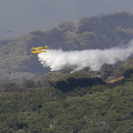 EuropaPress 7649956 medios aereos plan infoca trabajan labores extincion incendio forestal