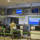 Varias personas en un puesto de facturación de Ryanair en el Aeropuerto Adolfo Suárez Madrid-Barajas, a 23 de agosto de 2025, Madrid (España).  Jesús Hellín - Europa Press